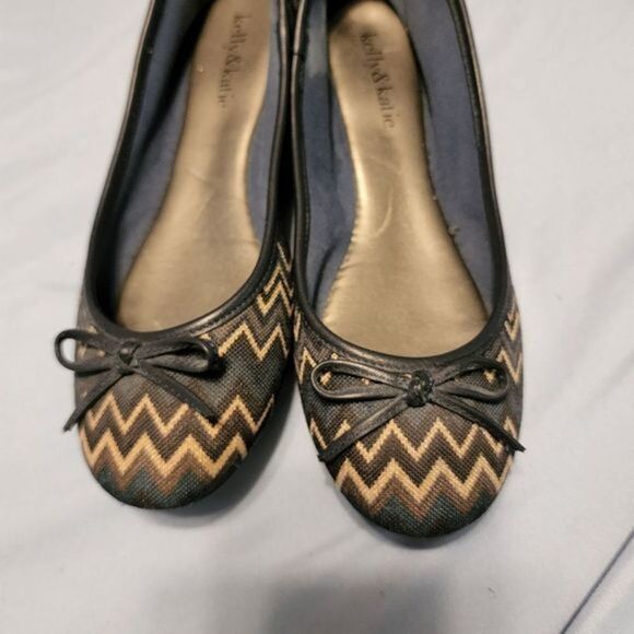 Kelly & Katie Shoes - Womens ballet flats. Super cute Zig Zag pattern with bow. Slip on Like new. 6.5.